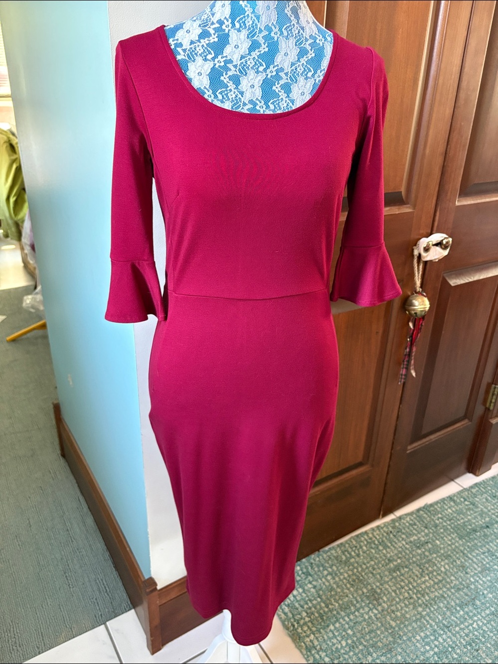 Woosea Dress 3/4 Bell sleeves bodycon scoop neck tailored
Burgundy size S NWT